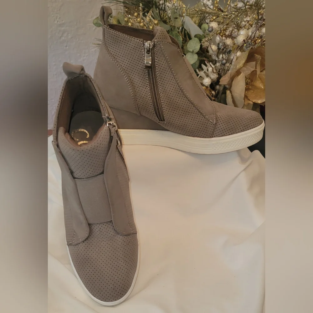 Ccocci Womens Zoey Sneaker Shoes Gray High Top Side Zipper Wedge Heels 7.5